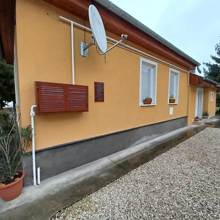 Ferienhaus Eoetvoes Nyaralo Siófok