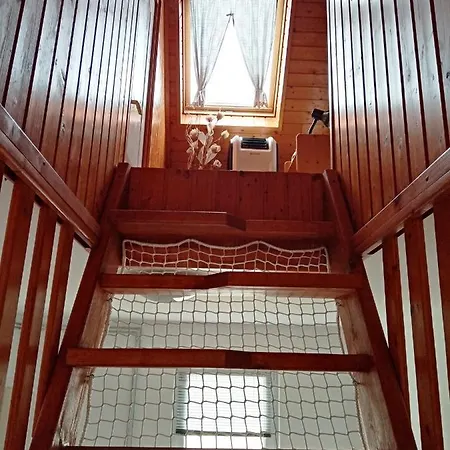 Eoetvoes Nyaralo بيت للعطل