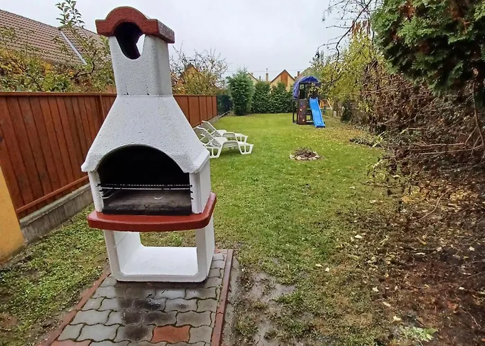 別荘 Eoetvoes Nyaralo *